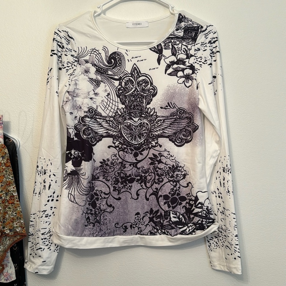 NWOT Yitrmei long sleeve shirt Black/white